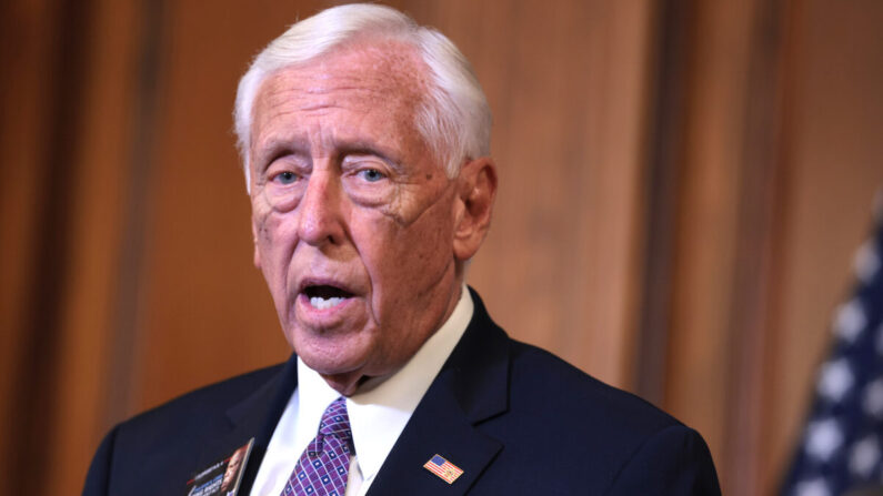 El líder de la mayoría de la Cámara de Representantes de EE.UU., Steny Hoyer (D-Md.), habla en un evento de prensa en el Capitolio de EE.UU., en Washington, el 24 de agosto de 2021.(Anna Moneymaker/Getty Images)
