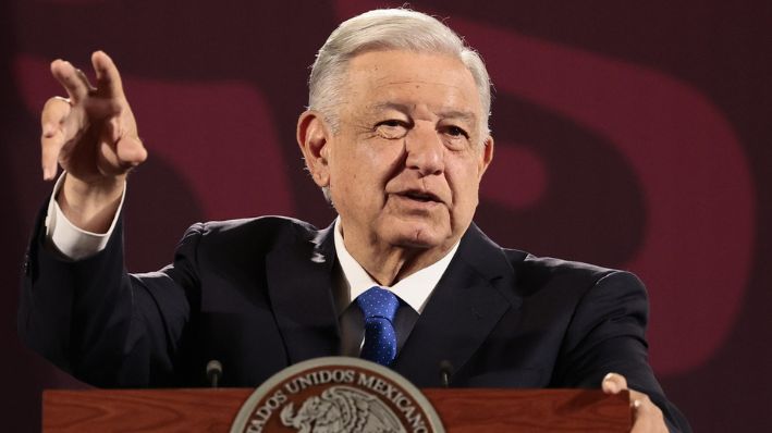 El presidente de México, Andrés Manuel López Obrador, habla durante su conferencia de prensa matutina en el Palacio Nacional de Ciudad de México, México, el 13 de agosto de 2024. (EFE/ José Méndez) 