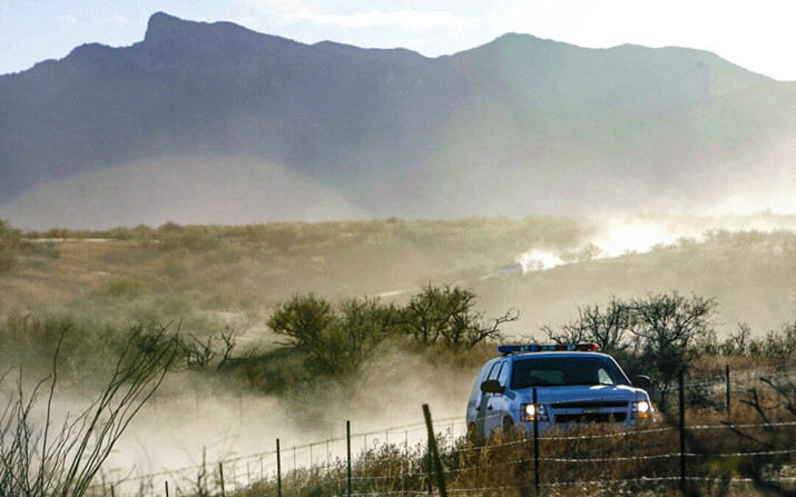 Un vehículo de la Patrulla Fronteriza de Estados Unidos regresa el 15 de diciembre de 2010 de la escena de un tiroteo nocturno en el que el agente de la Patrulla Fronteriza, Brian Terry, fue asesinado al noroeste de Nogales, Arizona. (Greg Bryan/Arizona Daily Star vía AP)