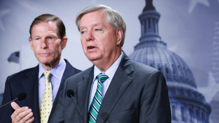 Sens. Lindsey Graham (R-S.C.) (R) y Richard Blumenthal (D-Conn.) (L) hablan con miembros de la prensa durante una conferencia de prensa en el Capitolio de EE.UU. en Washington el 14 de septiembre de 2022. (Alex Wong/Getty Images)