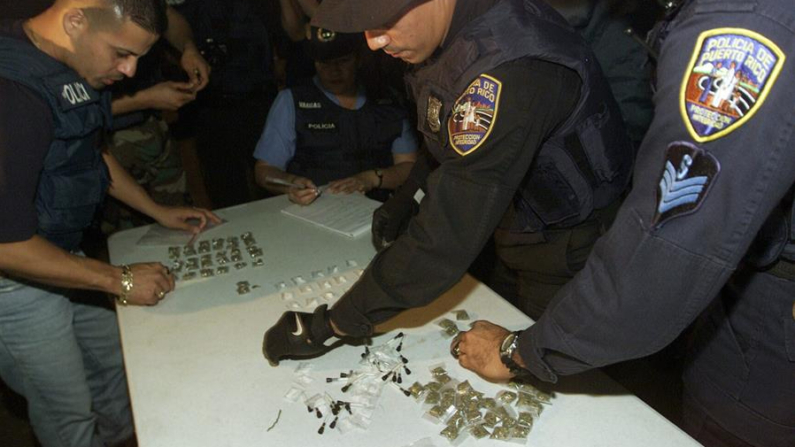 Imagen de archivo de efectivos de la policía que contabilizan el decomiso de marihuana, cocaína y crack momentos después de un operativo en Puerto Rico. EFE/Ricardo Figueroa