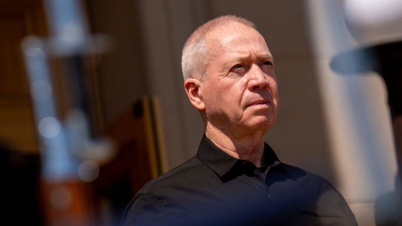 El ministro de Defensa israelí, Yoav Gallant, está de pie durante un cordón de honor en el Pentágono el 25 de junio de 2024 en Arlington, Virginia. (Andrew Harnik/Getty Images)