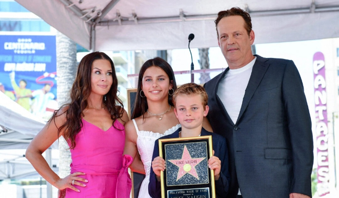 Vince Vaughn posa con su esposa Kyla Weber y sus hijos Locklyn Kyla Vaughn y Vernon Lindsay Vaughn durante la ceremonia de las estrellas del Paseo de la Fama de Hollywood en honor a Vaughn con una estrella en Hollywood, California, el 12 de agosto de 2024. (Valerie Macon/AFP vía Getty Images)