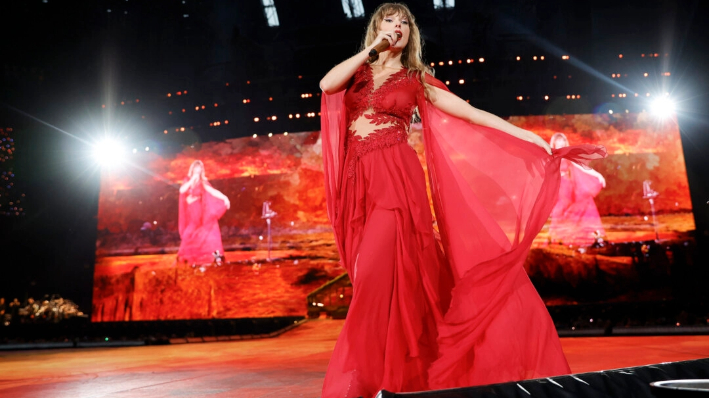 Taylor Swift actúa en el escenario durante su gira "The Eras Tour" en el Johan Cruijff Arena de Ámsterdam, Países Bajos, el 5 de julio de 2024. (Aldara Zarraoa/Getty Images para TAS Rights Management)