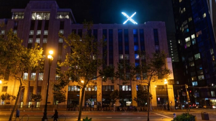 Logo 'X' en la parte superior de la sede de la plataforma de medios sociales X, anteriormente conocida como Twitter, en el centro de San Francisco el 30 de julio de 2023. (Carlos Barria/Reuters)