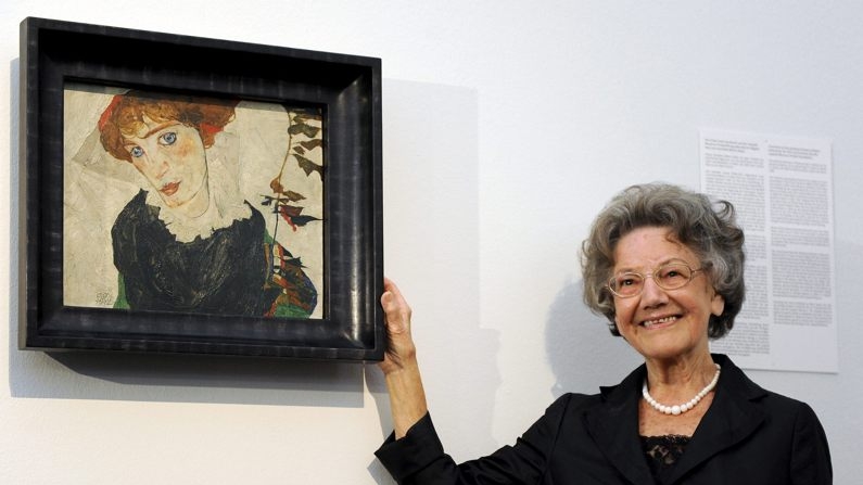 Imagen de archivo: Elisabeth Leopold, viuda del coleccionista austriaco de arte Rudolf Leopold, posa junto a la obra 'Retrato de Wally' (1912), del artista austriaco Egon Schiele. (EFE/Hans Klaus Techt)