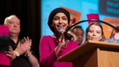 Representante Ilhan Omar gana primarias demócratas en Minnesota