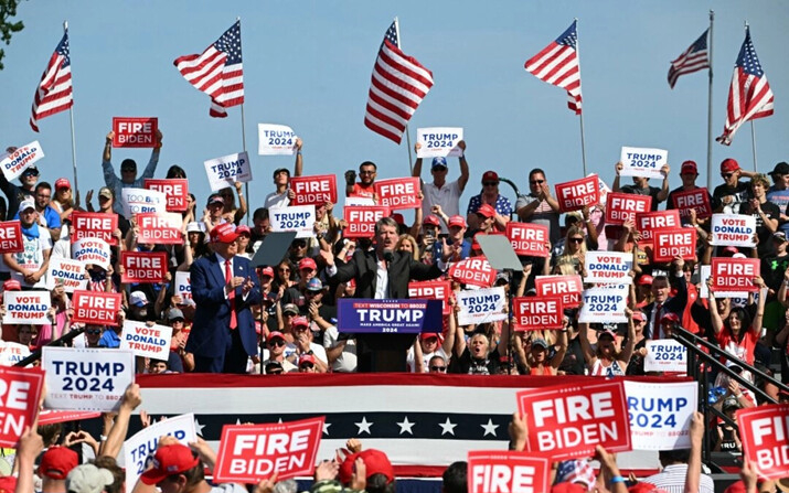 El candidato republicano al Senado de Estados Unidos, Eric Hovde (derecha), habla en un evento de campaña del expresidente estadounidense Donald Trump, en Racine, Wisconsin, el 18 de junio de 2024. (Jim Watson/AFP vía Getty Images)