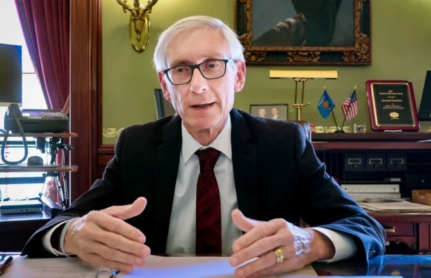 El gobernador de Wisconsin, Tony Evers, habla durante una entrevista en su oficina del Statehouse en Madison, Wisconsin, el 4 de diciembre de 2019. (Scott Bauer/AP Photo)