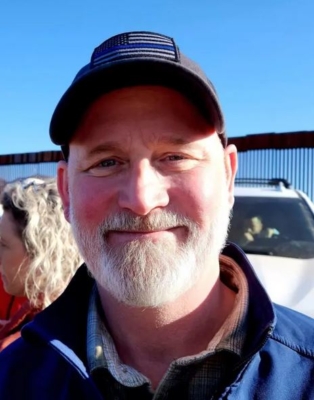 El representante Derrick Van Orden en el muro de la frontera sur, cerca de Hereford, Arizona, el 16 de febrero de 2023. (Allan Stein/The Epoch Times)