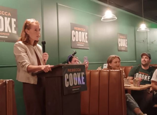 Rebecca Cooke pronuncia un discurso de victoria en Eau Claire, Wisconsin, el 13 de agosto de 2024, tras ganar las primarias demócratas por el Tercer Distrito. (Nathan Worcester/The Epoch Times)