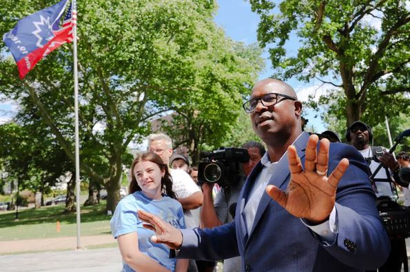 El representante Jamaal Bowman (D-N.Y.) saluda a voluntarios de campaña a su llegada a un evento de campaña «Get Out the Vote» en Hartley Park en Mount Vernon, N.Y., el 24 de junio de 2024. (Michael M. Santiago/Getty Images)