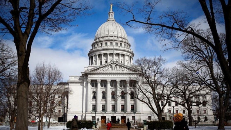 Vista general del Capitolio del Estado de Wisconsin en Madison, Wisconsin, el 6 de marzo de 2011. (Justin Sullivan/Getty Images)