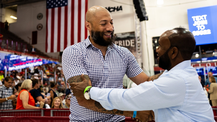 Royce White (I) saluda a los asistentes antes de un mitin en St Cloud, Minnesota, el 27 de julio de 2024. (Stephen Maturen/Getty Images)