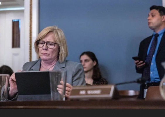 La representante Michelle Fischbach (R-MN) durante una reunión del Comité de Reglas de la Cámara sobre medidas de emergencia en relación con el reciente ataque a Israel por parte de Irán en el Capitolio de EE.UU. en Washington el 15 de abril de 2024. (Anna Rose Layden/Getty Images)