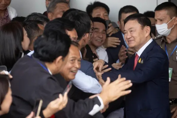 El ex primer ministro tailandés Thaksin Shinawatra (2º dcha.) es recibido por sus seguidores a su llegada al aeropuerto de Don Muang, en Bangkok, el 22 de agosto de 2023. (Wason Wanichakorn/Foto AP)