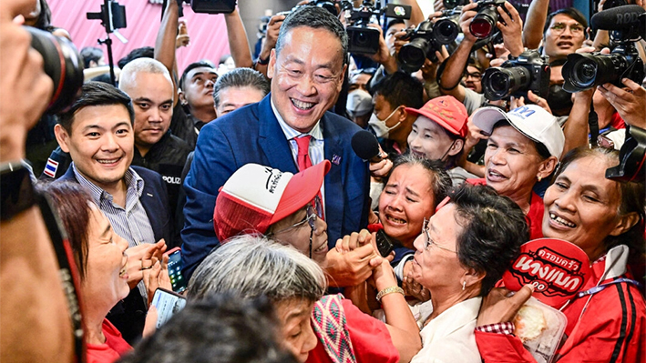 El primer ministro tailandés, Srettha Thavisin (C), es abrazado por simpatizantes en la sede del partido Pheu Thai en Bangkok, Tailandia, el 22 de agosto de 2023. (Manan Vatsyayana/AFP)