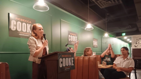 Rebecca Cooke enfrentará a actual candidato del GOP tras ganar unas reñidas primarias en Wisconsin