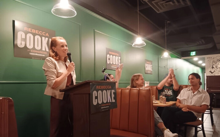 Rebecca Cooke pronuncia su discurso de victoria tras ganar las primarias demócratas del tercer distrito de Wisconsin, el 13 de agosto de 2024. (Nathan Worcester/The Epoch Times)