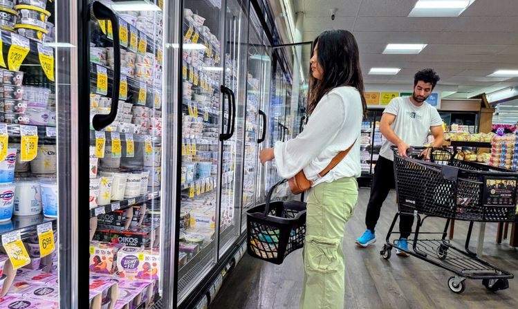 Un cliente compra en una tienda Safeway en San Francisco, California, el 11 de junio de 2024. (Justin Sullivan/Getty Images)