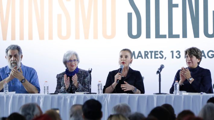 La escritora e investigadora Beatriz Gutiérrez Müller habla durante la presentación de su libro ‘Feminismo silencioso’, en el Zócalo de la Ciudad de México, México, el 13 de agosto de 2024. (EFE/Mario Guzmán)