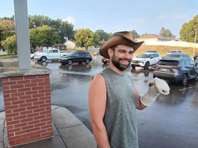 Brandon Winger, partidario de Robert F. Kennedy, Jr., a la entrada de un centro de votación en Eau Claire, Wisconsin, el 13 de agosto de 2024. "Perdí una pelea a puñetazos con una cortadora de césped". (Nathan Worcester/The Epoch Times)