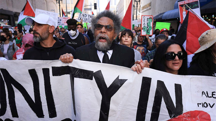 El activista político Cornel West (centro) sostiene una pancarta durante una concentración a favor de Palestina en el centro de Los Ángeles el 28 de octubre de 2023. (David Swanson/AFP vía Getty Images)
