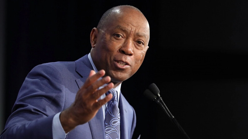 El alcalde de Houston, Sylvester Turner, se dirige a la Conferencia de Alcaldes de Estados Unidos, en Washington, el 25 de enero de 2018. (Chip Somodevilla/Getty Images)