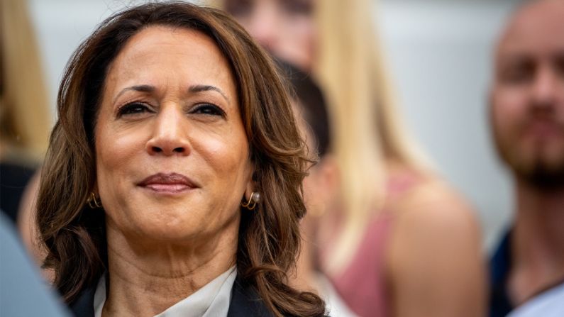 La vicepresidenta de EE. UU., Kamala Harris, asistió a una celebración de los equipos campeones de la NCAA en el Jardín Sur de la Casa Blanca el 22 de julio de 2024 en Washington, DC. (Andrew Harnik/Getty Images)