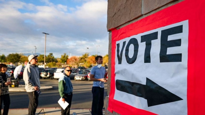 La gente espera en la cola para votar el día de las elecciones en Las Vegas, Nevada, el 8 de noviembre de 2022. (Ronda Churchill/AFP vía Getty Images)