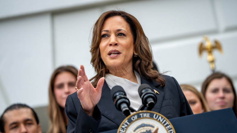 La vicepresidenta de EE. UU., Kamala Harris, habló durante una celebración de los equipos campeones de la NCAA en el Jardín Sur de la Casa Blanca el 22 de julio de 2024 en Washington, DC. (Andrew Harnik/Getty Images)