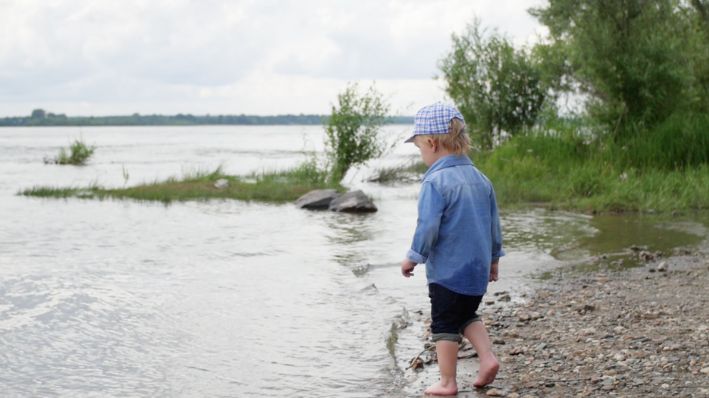 Imagen ilustrativa de un niño cerca de un lago. (Crédito: Storyblocks) 