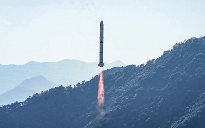 Un cohete Long March-2C, que transporta el satélite Einstein Probe, despega del Centro de Lanzamiento de Satélites de Xichang, en Xichang, en la provincia de Sichuan, suroeste de China, el 9 de enero de 2024. (STR/AFP vía Getty Images)