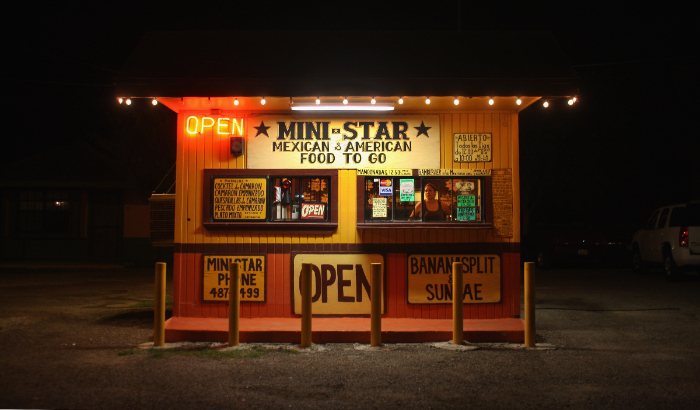 Ilda Sánchez, empleada del restaurante de carretera Mini-Star, aguarda en un negocio de autoservicio en Rio Grande City, Texas, el 5 de agosto de 2008, en el condado de Starr, junto a la frontera con México. (John Moore/Getty Images)