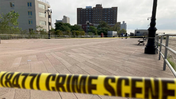 La cinta adhesiva de la escena del crimen se extiende por una sección del paseo marítimo de Coney Island cerca de un tramo de playa, donde tres niños fueron encontrados muertos en las olas, en Nueva York el 12 de septiembre de 2022. (Joseph Frederick/Foto AP)
