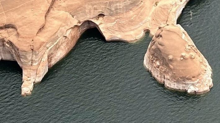 Esta fotografía proporcionada por el Servicio de Parques Nacionales muestra el Arco Doble, en el centro, después del derrumbe, el viernes 9 de agosto de 2024, en la bahía Rock Creek del Área Recreativa Nacional Glen Canyon, en Utah. (Jacob E. Ohlson/Servicio de Parques Nacionales vía AP)