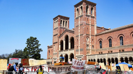 Corte ordena a la UCLA que impida a manifestantes que bloqueen a estudiantes judíos