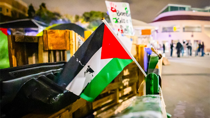 Estudiantes de la Universidad de California Irvine protestan contra el conflicto entre Israel y Gaza en Irvine, California, el 2 de mayo de 2024. (John Fredricks/The Epoch Times)
