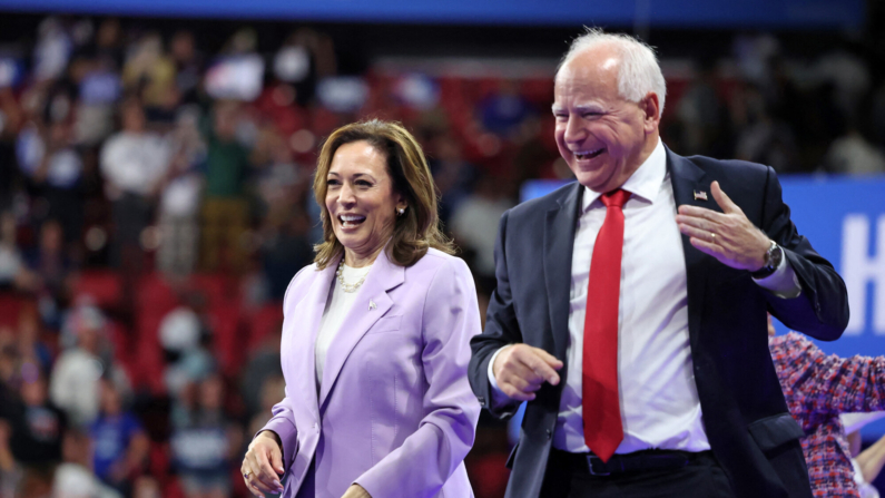 La vicepresidenta de EE. UU. y candidata presidencial demócrata, Kamala Harris (izquierda), y el gobernador de Minnesota y candidato demócrata a la vicepresidencia, Tim Walz, hacen un gesto durante un mitin de campaña en el Thomas and Mack Center, Universidad de Nevada en Las Vegas, Nevada, el 10 de agosto de 2024. (RONDA CHURCHILL/AFP via Getty Images)