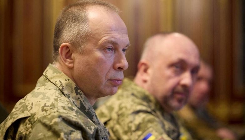 El comandante en jefe de las Fuerzas Armadas de Ucrania, el coronel general Oleksandr Syrskyi, asiste a una reunión con el presidente de Ucrania, Volodymyr Zelenskiyy, y los altos mandos militares recién nombrados, en medio del ataque de Rusia contra Ucrania, en Kiev, Ucrania, el 10 de febrero de 2024. (Servicio de Prensa Presidencial de Ucrania/Handout via Reuters)