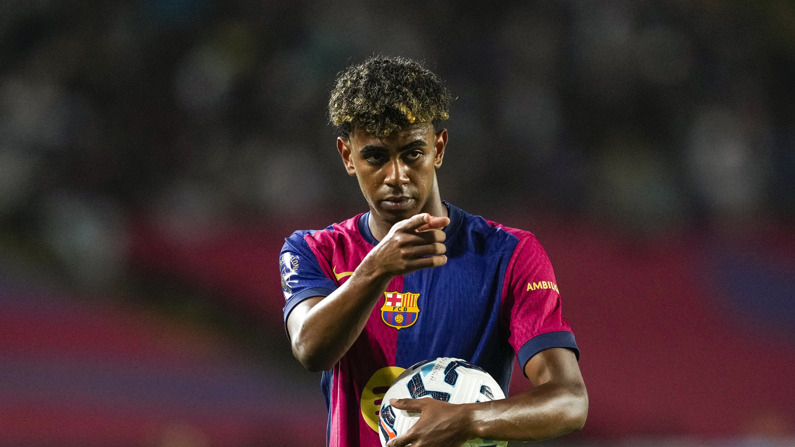 El delantero del Barcelona Lamine Yamal durante el partido del torneo Joan Gamper, que Barcelona y Mónaco disputaron en el estadio Olímpico Lluis Companys. (EFE/ Alejandro García)