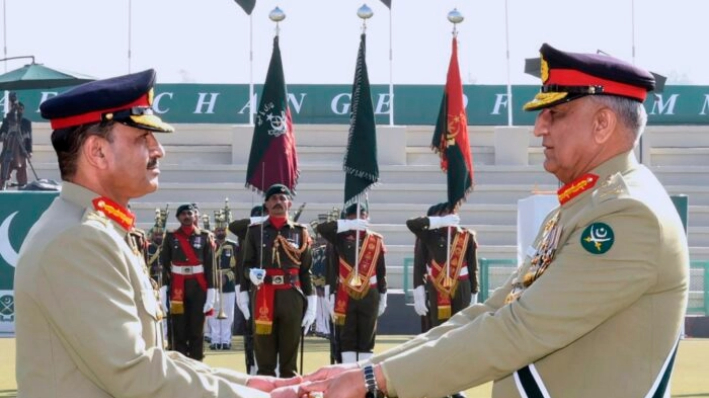 El general Qamar Javed Bajwa (d), jefe saliente del Ejército de Pakistán, entrega el bastón de mando ceremonial a su sucesor, el general Asim Munir (i), durante la ceremonia de cambio de mando en Rawalpindi, Pakistán, el 29 de noviembre de 2022. (Inter Services Public Relations vía AP)