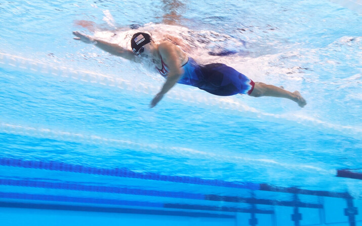 Katie Ledecky, del equipo de Estados Unidos, compite en la final femenina de 1500 m estilo libre en el quinto día de los Juegos Olímpicos de París 2024, en el Paris La Defense Arena, en Nanterre, Francia, el 31 de julio de 2024. (Adam Pretty/Getty Images)