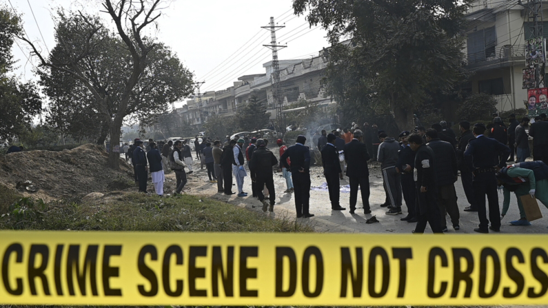  Imagen de archivo: Policías se reúnen en el lugar de un atentado en Islamabad el 23 de diciembre de 2022. -(FAROOQ NAEEM/AFP via Getty Images)