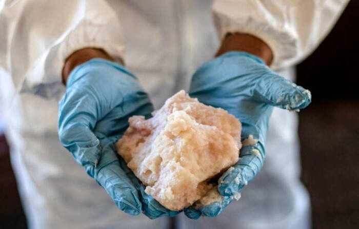 Un experto del Ejército Mexicano muestra pasta de metanfetamina en un laboratorio clandestino cerca del pueblo de la Rumorosa en Tecate, Baja California, México, el 28 de agosto de 2018. (Guillermo Arias/AFP vía Getty Images
