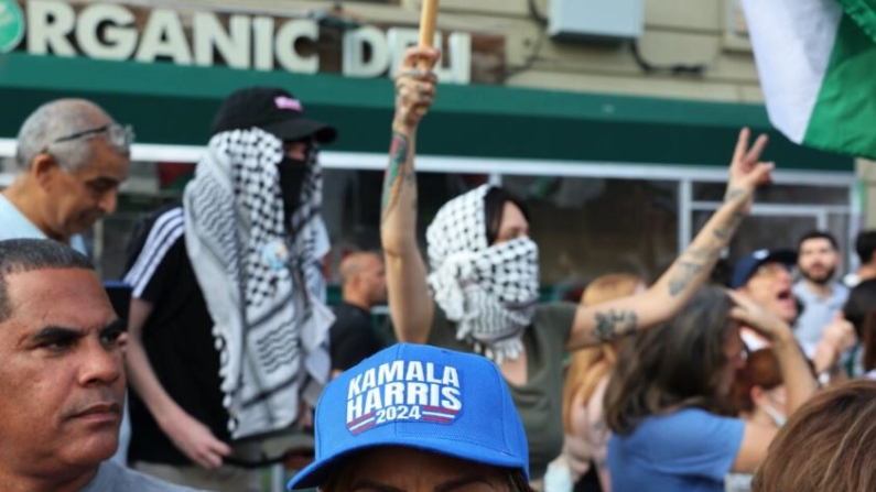 Varias personas se reúnen para protestar contra un acto de campaña de la candidata demócrata a la vicepresidencia de EE. UU. Kamala Harris en Nueva York el 14 de agosto de 2024. Activistas propalestinos organizaron la protesta «Suena la alarma por Gaza» para interrumpir el acto de campaña organizado por funcionarios demócratas de Nueva York. (Michael M. Santiago/Getty Images)