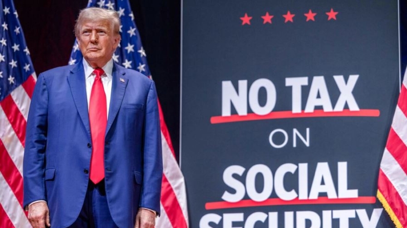 El expresidente y candidato presidencial republicano Donald Trump pronuncia un discurso sobre la economía y los impuestos en el Harrah's Cherokee Center de Asheville, Carolina del Norte, el 14 de agosto de 2024. (Grant Baldwin/Getty Images)