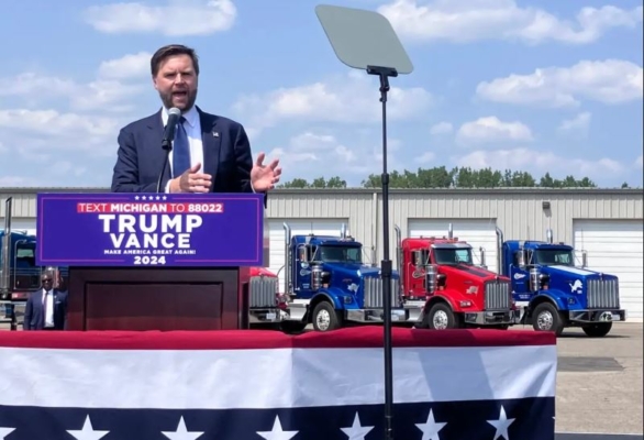 El senador JD Vance (R-Ohio), candidato republicano a la vicepresidencia en 2024, habla en un acto de campaña en Cordes Inc, una empresa de camiones en Byron Center, Michigan, el 14 de agosto de 2024. (Janice Hisle/The Epoch Times)