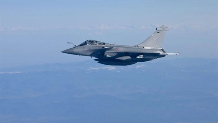 Un caza Rafale de la Fuerza Aérea francesa patrulla el espacio aéreo sobre Polonia el 4 de marzo de 2022. (Nicolas Tucat / AFP vía Getty Images)
