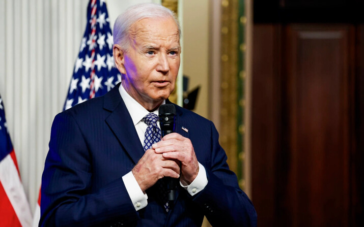 El presidente Joe Biden habla con los participantes de una conferencia sobre producción empresarial en la Sala de Tratados Indios del Edificio de Oficinas Ejecutivas Eisenhower, en Washington, el 14 de agosto de 2024. (Anna Moneymaker/Getty Images)